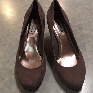 Steve Madden suede tan pumps